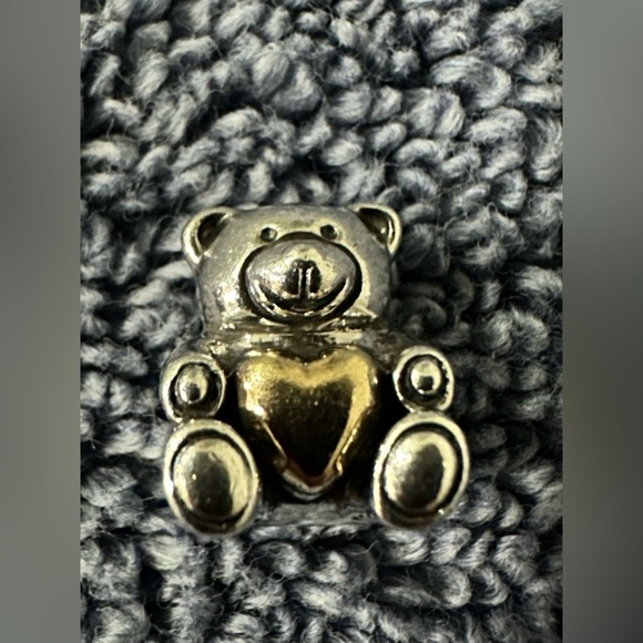 Pandora: Limited Edition Bear My Heart Charm (Retired) - Picture 13 of 16